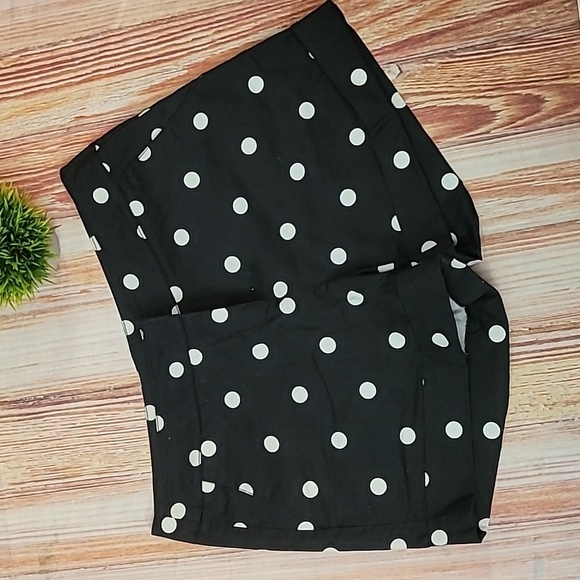 NY&CO 7th Avenue Design Studio Cuffed Polka Dot Shorts - Picture 2 of 8